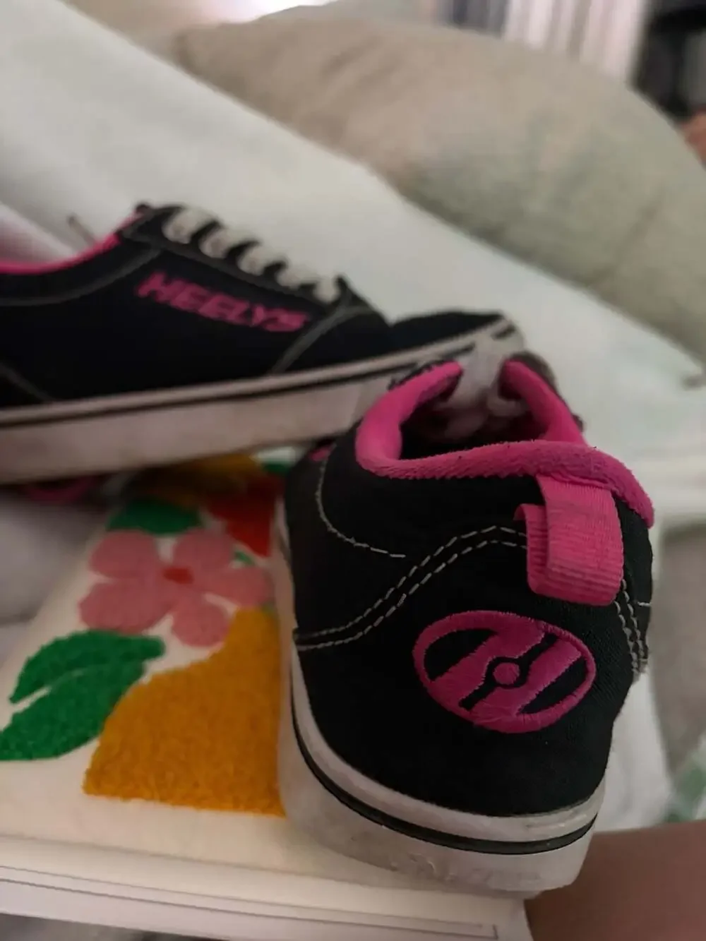 Heelys Pro 20 Black and Pink Wheeled Skate Shoes Youth Size 3